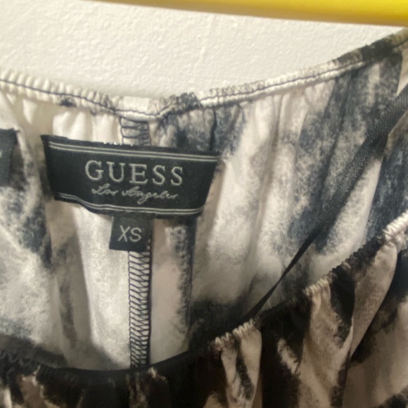(Bundle 2/$30) GUESS top XS - Picture 2 of 4